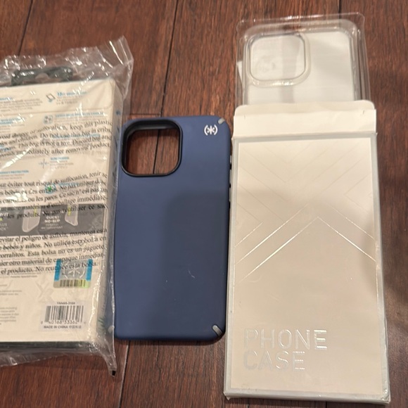 2 Speck Presidio Clear Case, 1 blue, 1 red2fire clear iPhone 15 Pro Max 4 total - Picture 2 of 4